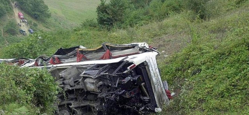 Pakistan'da yolcu otobüsü vadiye devrildi: 19 ölü