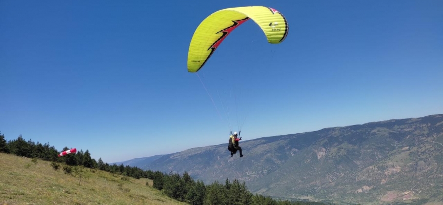 Çankırı'da düzenlenen yamaç paraşütü mesafe yarışması başladı