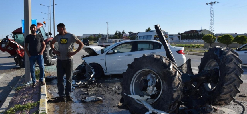 Konya’da otomobilin çarptığı traktör ikiye bölündü: 3 yaralı