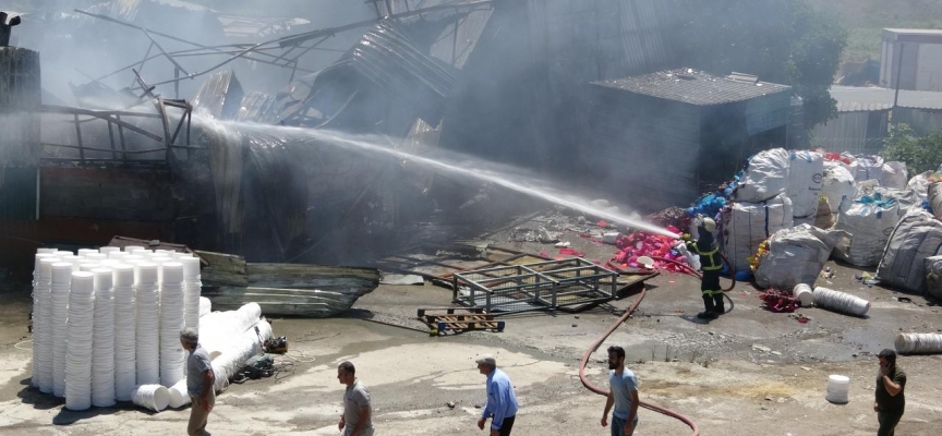 Kocaeli'de geri dönüşüm deposunda yangın