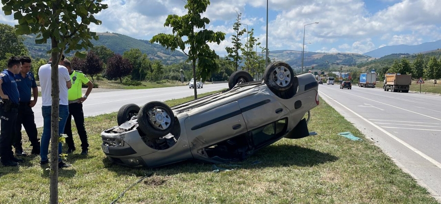 Samsun'da refüje devrilen otomobildeki 2 kişi yaralandı