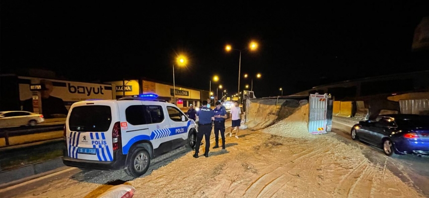 Talaş yüklü kamyonet devrildi: 2 yaralı