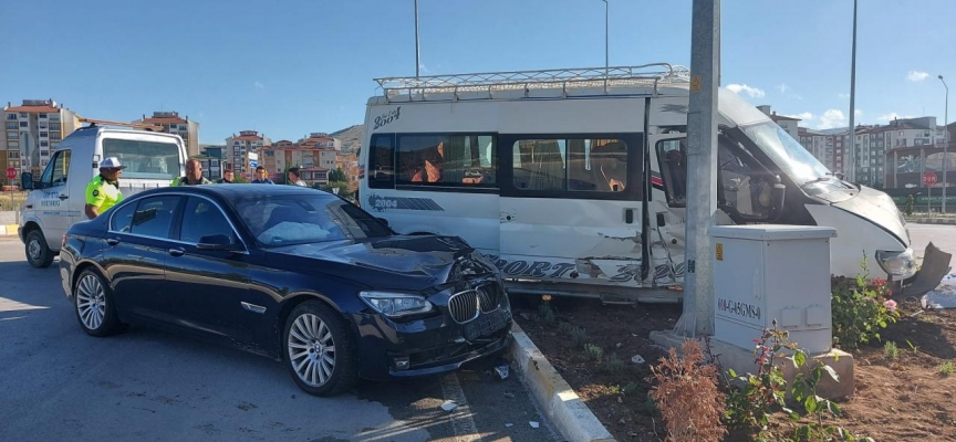 Amasya'da otomobil ile minibüs çarpıştı, 8 kişi yaralandı