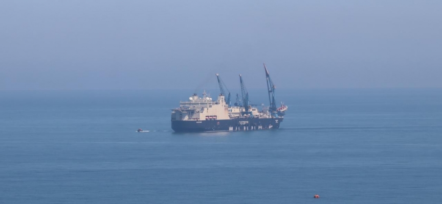 Derin denizde boru indirme işlemi yapacak gemi Zonguldak açıklarında