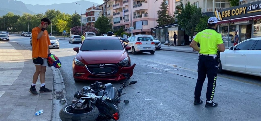 Denizli'de otomobille çarpışan motosikletteki 2 kişi yaralandı