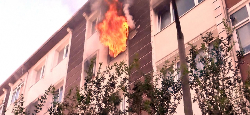 Burdur'da çıkan yangında 2 ev kullanılmaz hale geldi, 1 ev ağır hasar aldı