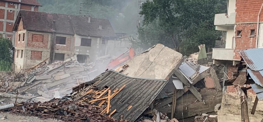 Karabük'te selden zarar gören evlerin yıkımına başlandı