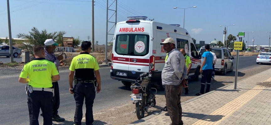 Hatay'da hafif ticari araçla çarpışan motosikletin sürücüsü yaralandı