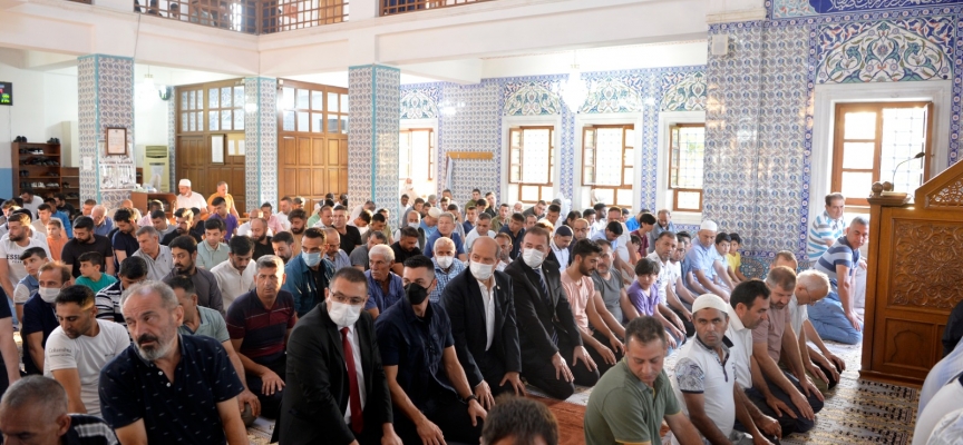 Cumhurbaşkanı  Tatar, Bayram namazını Nurettin Ersin Paşa Camii’de kıldı