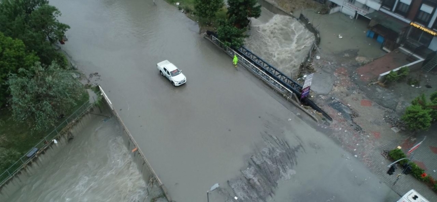 İstanbul'da gök gürültülü sağanak etkili oldu... İstanbul hava durumu...