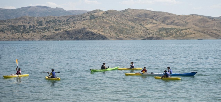 Tunceli'nin tarihi Pertek ilçesi su sporlarıyla adından söz ettiriyor