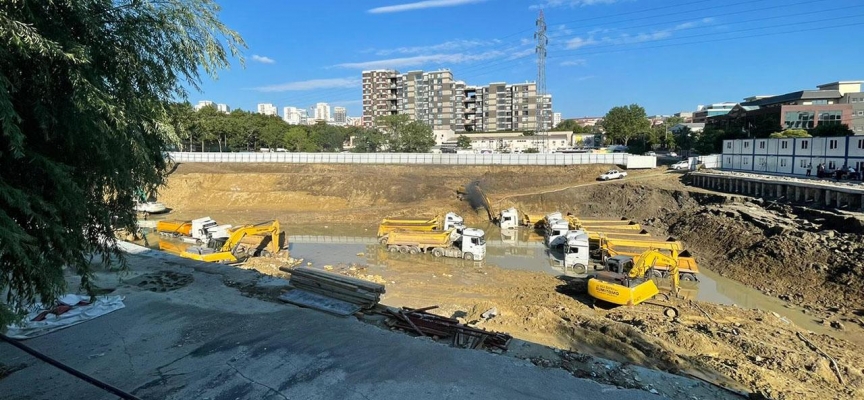 Bağcılar'da su altında kalan 15 iş aracını kurtarma çalışmaları sürüyor