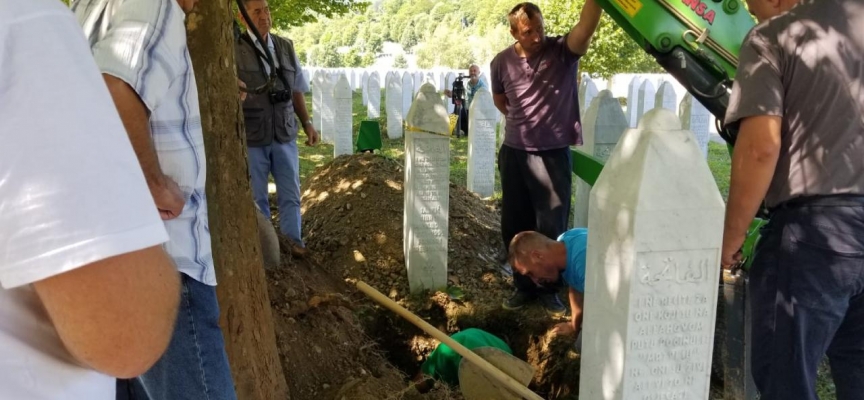 Srebrenitsa kurbanlarının mezarları kemik ilavesi için yeniden açılıyor