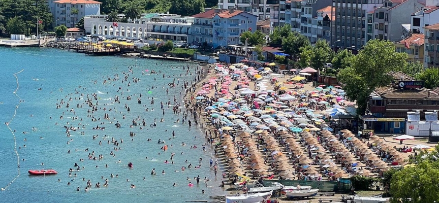 Amasra'da plajda şemsiye açacak yer kalmadı