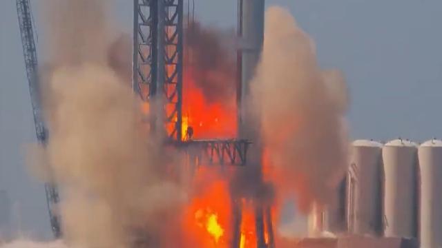 SpaceX’in güçlendirici roketi test sırasında patladı