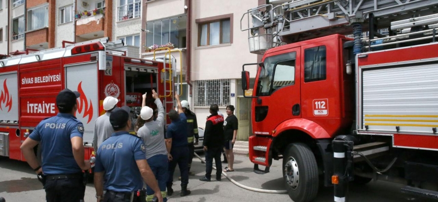 Sivas'ta binada çıkan yangında 5 kişi dumandan etkilendi