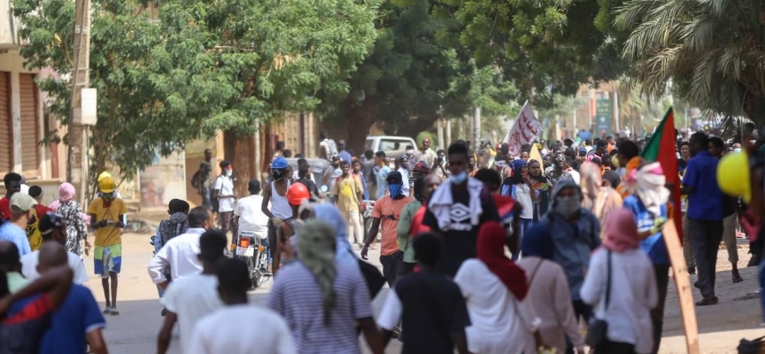 Sudan'da askeri yönetim karşıtı binlerce kişi sokaklara indi