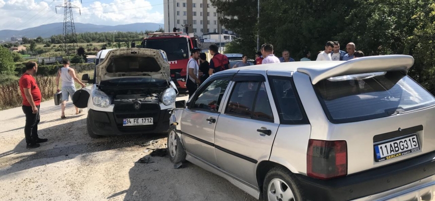 Bilecik'te iki araç kafa kafaya çarpıştı: 3 yaralı