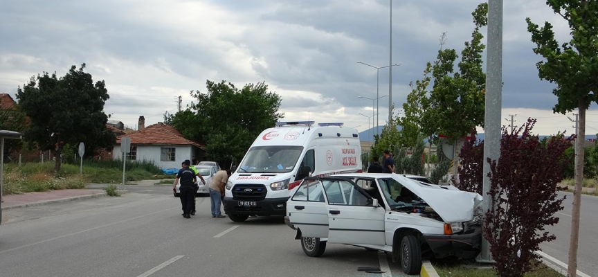 Çorum'da otomobil aydınlatma direğine çarptı: 3 yaralı