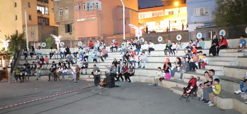 Hakkari'de açık hava sineması