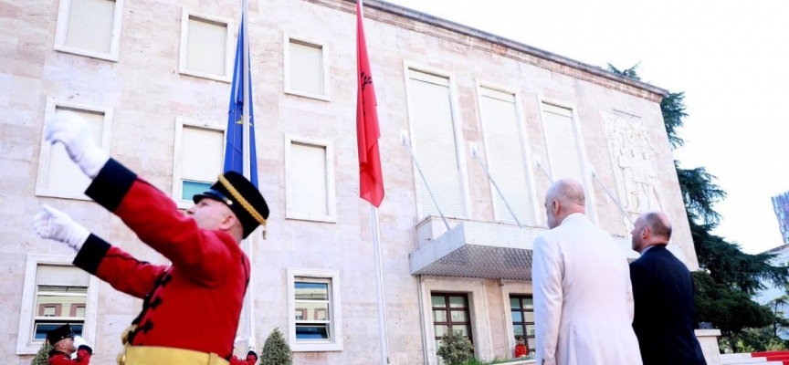 Arnavutluk'ta AB bayrağı göndere çekildi