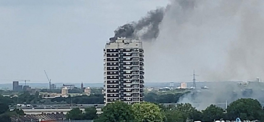 Londra'da apartman yangını: Yüzden fazla itfaiyeci seferber oldu