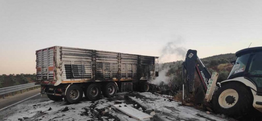 Kilis'te kepçeye çarpan tırda yangın çıktı