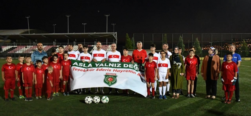 Kahramanmaraş'ta protokol üyeleri, şehit ve gazi çocuklarıyla futbol oynadı