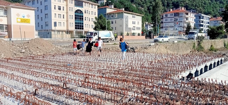 Kastamonu'da vatandaşlar inşaat halindeki köprüden geçiyor