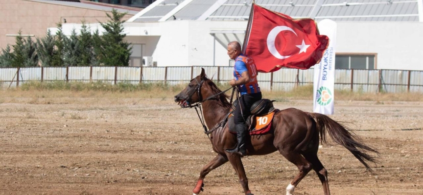 Malatya'daki kayısı festivalinde atlı cirit gösterisi sunuldu