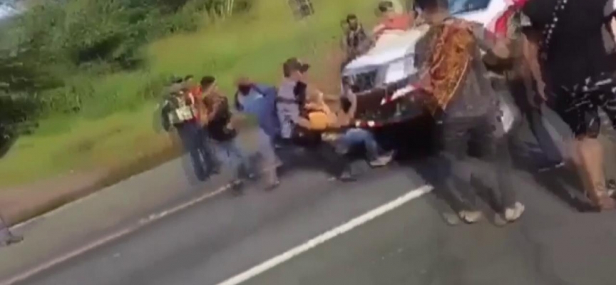 Protesto için yolu trafiği kapatan öğrencilerin üzerinden aracıyla geçti