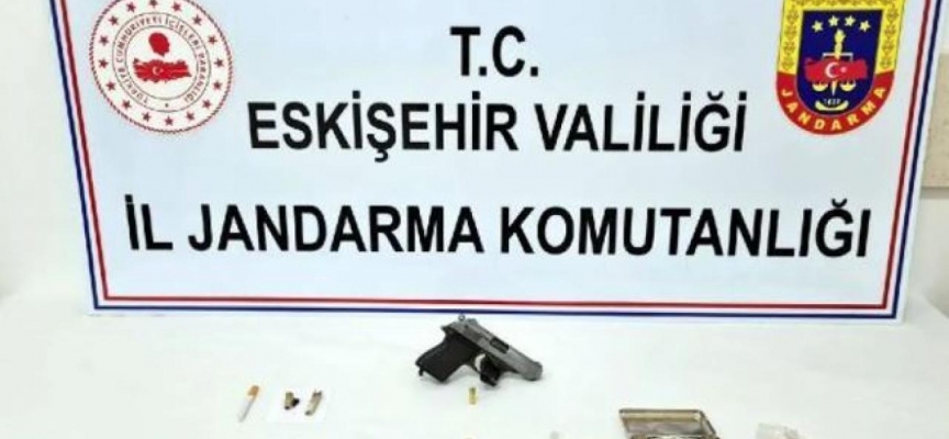 Eskişehir'de jandarma ekipleri şüpheli araçta uyuşturucu buldu