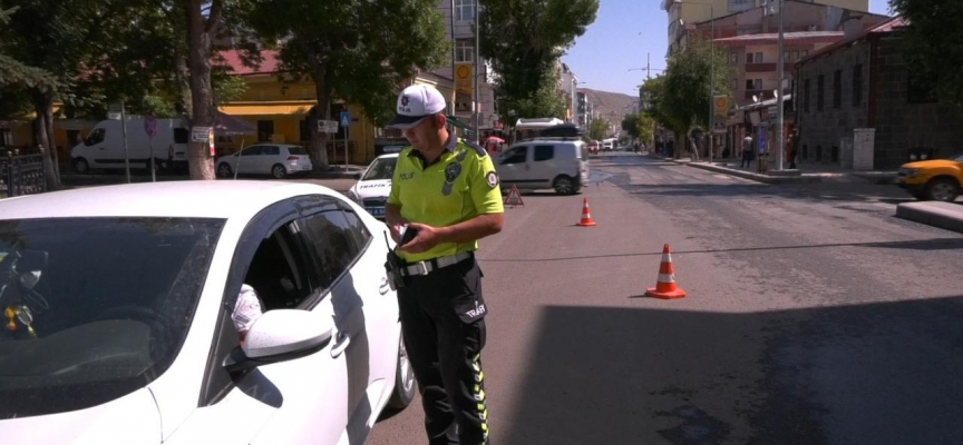 Kars’ta trafik uygulamaları sürüyor