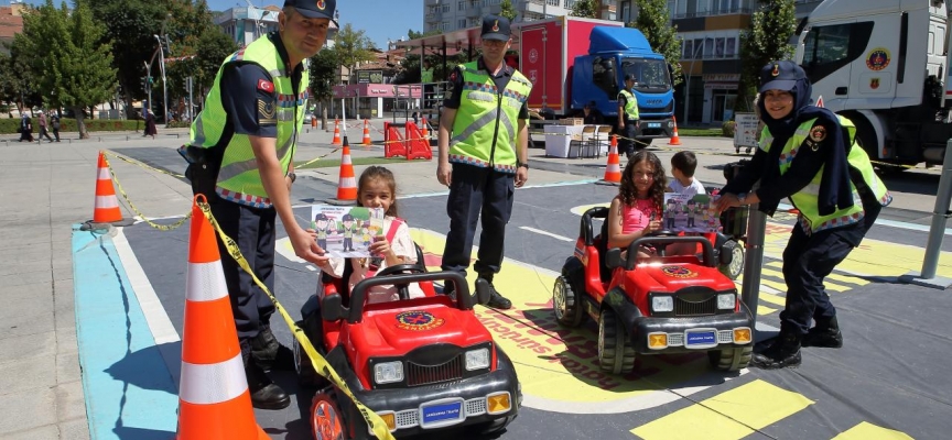 Çorum'da jandarmadan simülatörlü trafik eğitimi