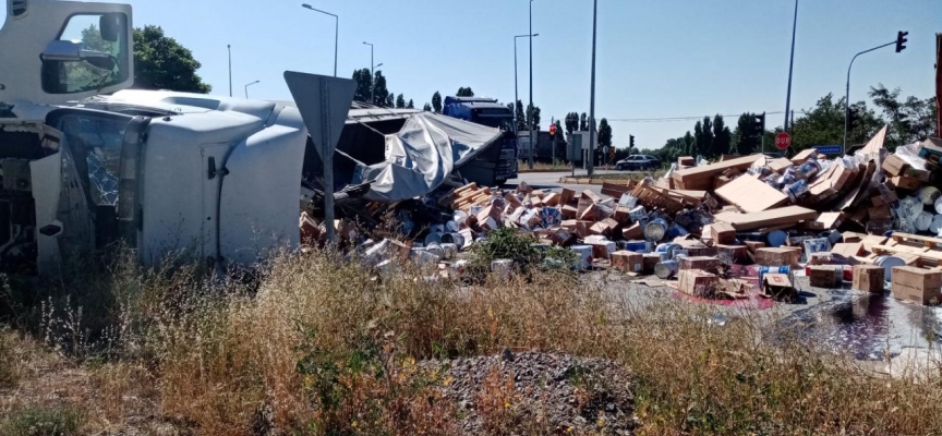 Afyonkarahisar'da otomobille çarpışan boya yüklü tır devrildi