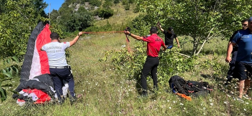 Samsun'da düşen paraşütçüyü jandarma ekipleri kurtardı