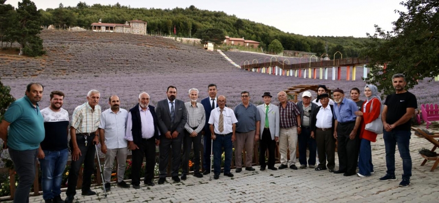 Huzurevi sakinleri için lavanta bahçesinde etkinlik