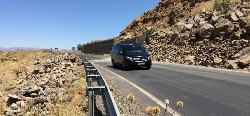 Şanlıurfa'da toprak kayması sonucu kapanan kara yolu açıldı