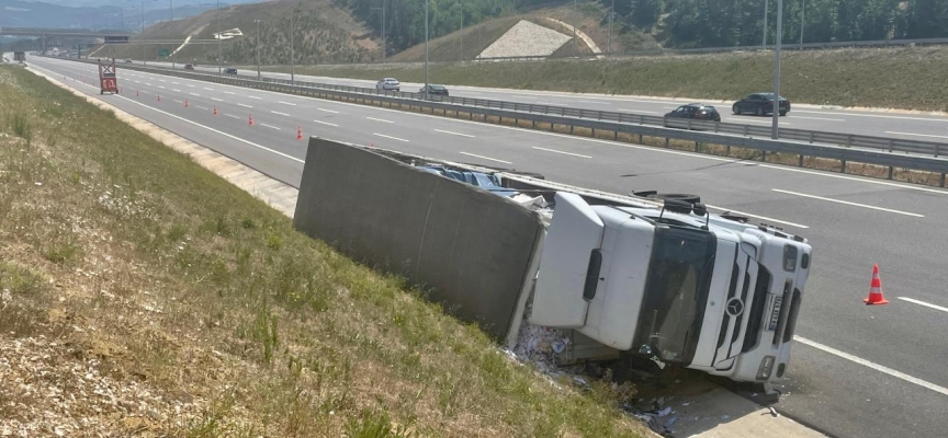 Kuzey Marmara Otoyolu Kocaeli geçişinde tır devrildi