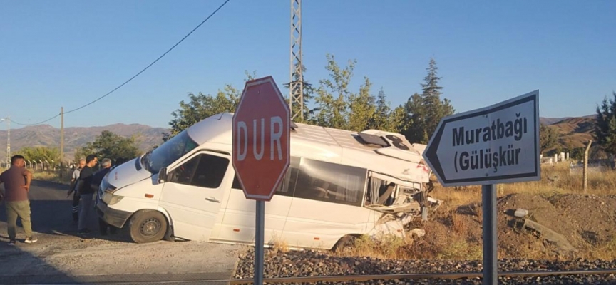 Elazığ'da yük treni minibüse çarptı