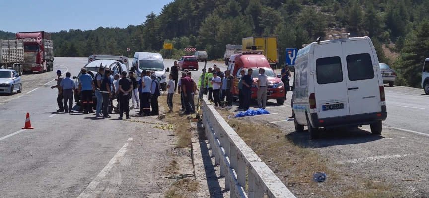 Kütahya'da otomobilin bariyerlere çarpması sonucu 1 kişi öldü