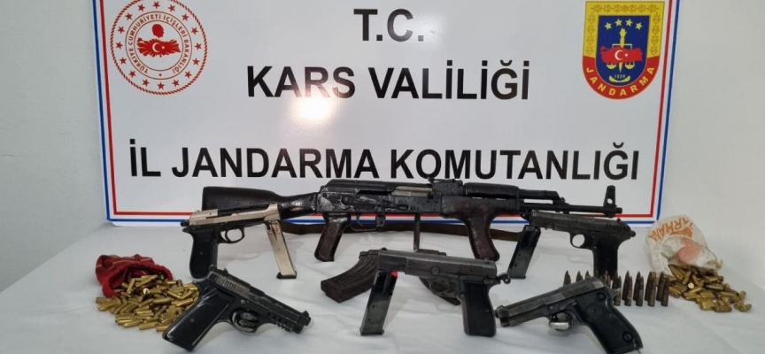 Kars'ta silah kaçakçılığı yaptıkları iddiasıyla 5 kişi gözaltına alındı