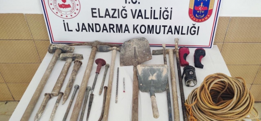 Elazığ'da kaçak kazı yapan 3 şüpheli suçüstü yakalandı