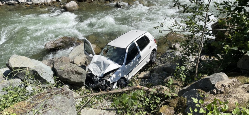 Rize'de dere yatağına düşen otomobildeki 3 kişi yaralandı