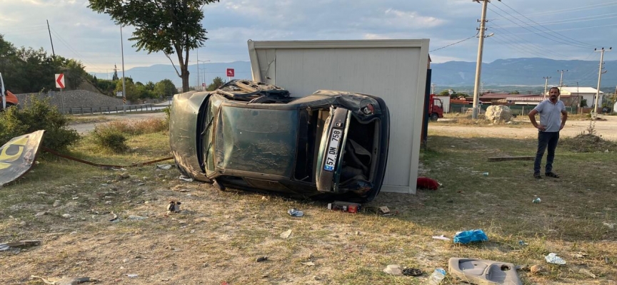 Sinop'ta devrilen otomobildeki 3 kişi yaralandı