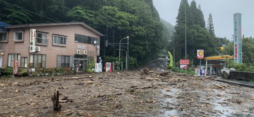 Japonya sele teslim: Tren seferleri iptal edildi