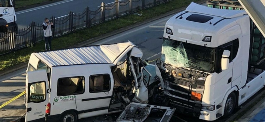 Rize'de kamyonun 2 otomobille çarpıştığı kazada 1 kişi öldü, 1 kişi yaralandı