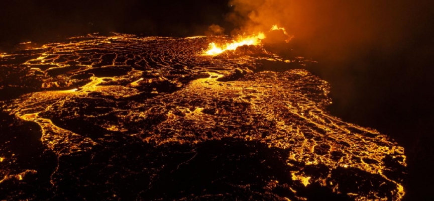 İzlanda'da yanardağ patlaması: Bölgede yaklaşık 400 deprem oldu