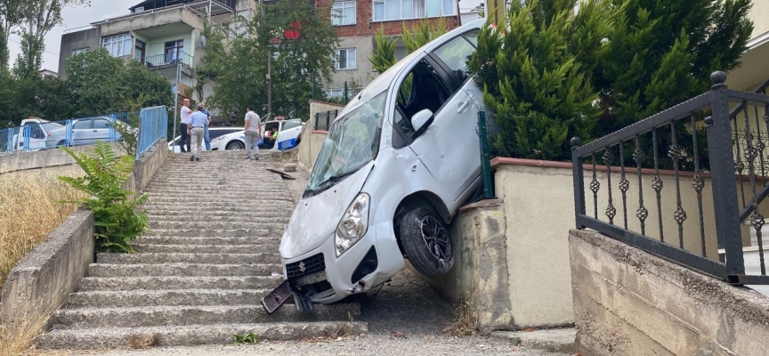 Otomobili ile merdivenlerden inen sürücü, kazayı yara almadan atlattı