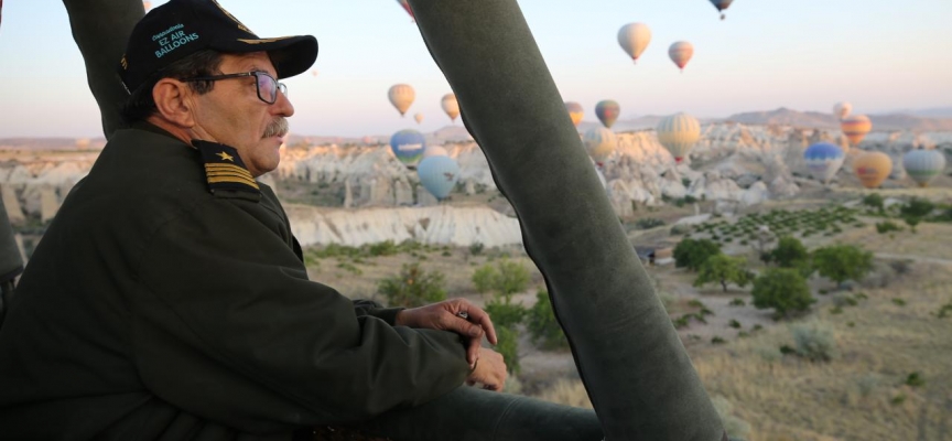 Kapadokya'nın ilk balon pilotu 35'nci yılını gökyüzünde pasta keserek kutladı